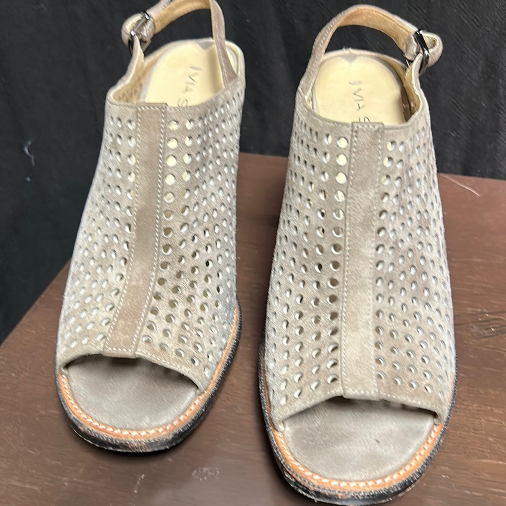 Via sapiga heeled shoes